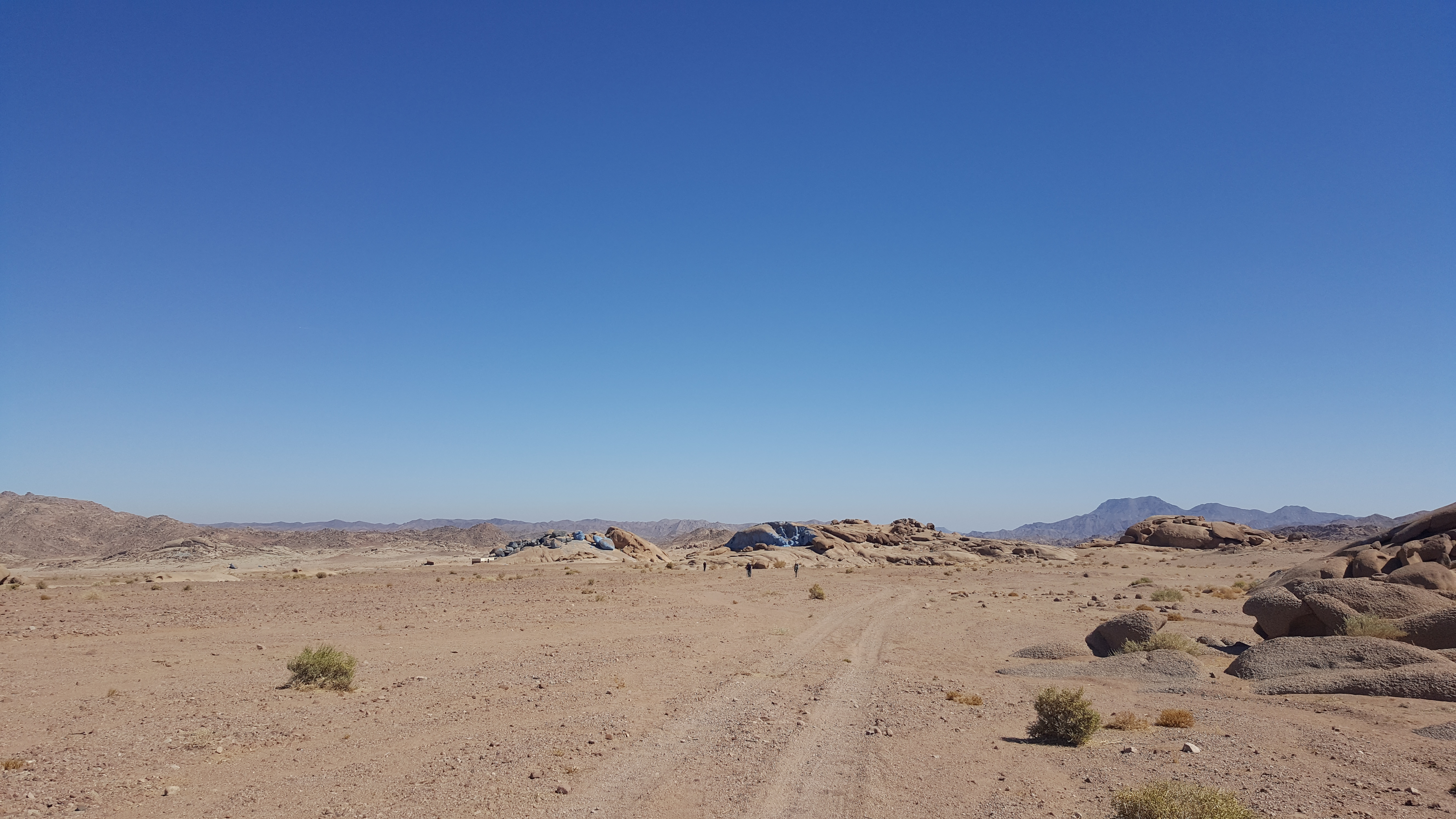 Desert blue. Голубая пустыня Египет. Гора Синай. Сирийская пустыня. Тропическая пустыня Сирия.